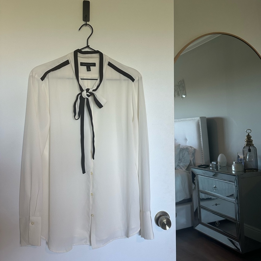 Banana Republic Women’s Cream & Black Dress Shirt Size Medium